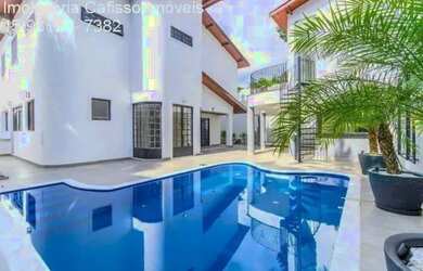 Imagem: A casa em condomínio possui 5 Dormitórios, 5 Banheiros, 4