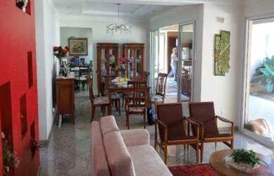 Imagem: A casa possui 4 Dormitórios, 5 Banheiros, 4 Vagas na garagem