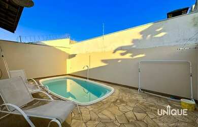 Imagem: A casa possui 3 Dormitórios, 1 Banheiro, 2 Vagas na garagem