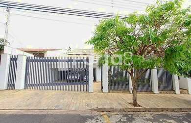 Imagem: A casa possui 4 Dormitórios, 5 Banheiros, 5 Vagas na garagem