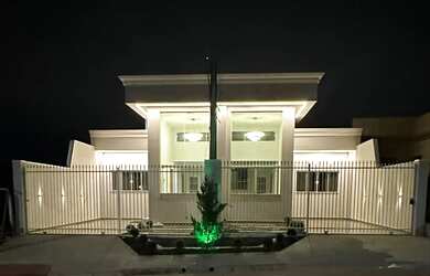 Imagem: A casa possui 2 Dormitórios, 1 Banheiro, 2 Vagas na garagem