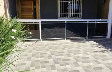 Imagem: A casa possui 4 Dormitórios, 3 Banheiros, 2 Vagas na garagem