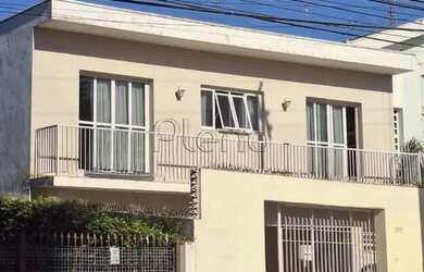 Imagem: A casa possui 4 Dormitórios, 4 Banheiros, 5 Vagas na garagem