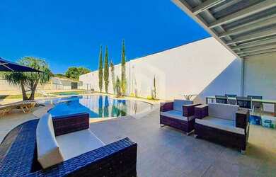 Imagem: A casa em condomínio possui 4 Dormitórios, 5 Banheiros, 5