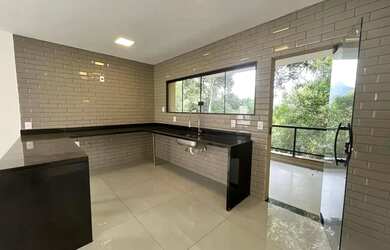 Imagem: A casa em condomínio possui 4 Dormitórios, 4 Banheiros, 2