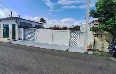 Imagem: A casa possui 3 Dormitórios, 3 Banheiros, 2 Vagas na garagem