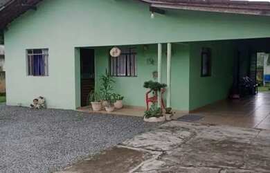 Imagem: A casa possui 3 Dormitórios, 2 Banheiros, 2 Vagas na garagem