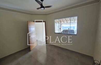 Imagem: A casa possui 3 Dormitórios, 2 Banheiros, 2 Vagas na garagem