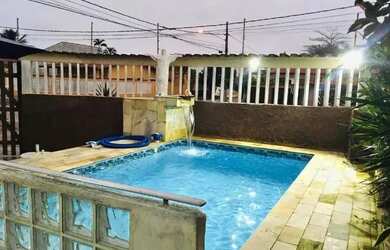 Imagem: A casa possui 3 Dormitórios, 2 Banheiros, 2 Vagas na garagem