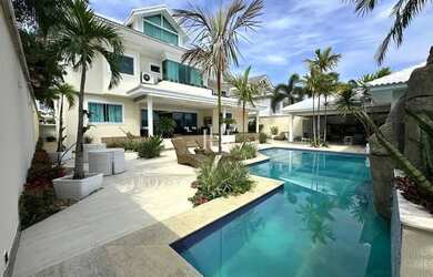 Imagem: A casa em condomínio possui 5 Dormitórios, 5 Banheiros, 5