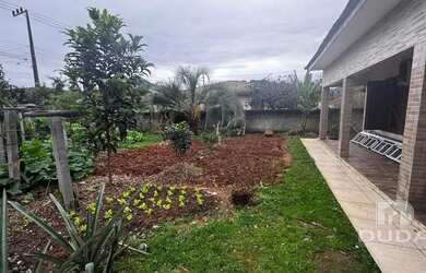 Imagem: A casa possui 3 Dormitórios, 2 Banheiros, 2 Vagas na garagem