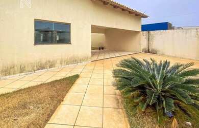 Imagem: A casa possui 3 Dormitórios, 2 Banheiros, 5 Vagas na garagem