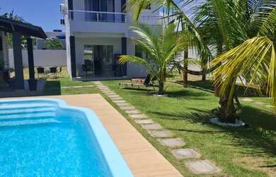 Imagem: A casa possui 4 Dormitórios, Acomodam 12 pessoas e 3 Vagas