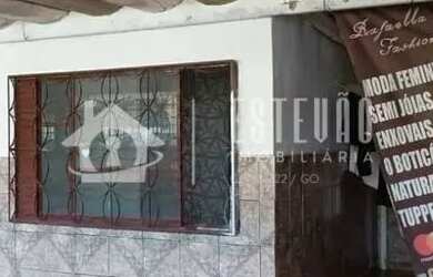 Imagem: A casa possui 3 Dormitórios, 1 Banheiro, 2 Vagas na garagem