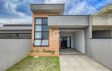 Imagem: A casa possui 3 Dormitórios, 2 Banheiros, 2 Vagas na garagem