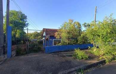 Imagem: A casa possui 3 Dormitórios, 1 Banheiro, 2 Vagas na garagem