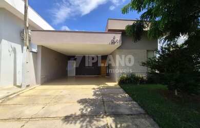 Imagem: A casa em condomínio possui 3 Dormitórios, 2 Banheiros, 3