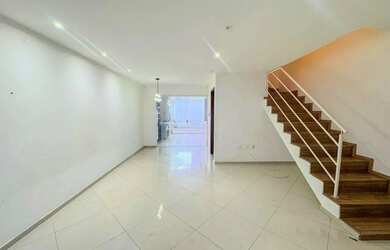 Imagem: A casa possui 3 Dormitórios, 3 Banheiros, 2 Vagas na garagem