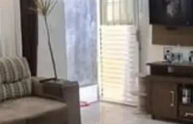 Imagem: A casa possui 2 Dormitórios, 1 Banheiro, 2 Vagas na garagem