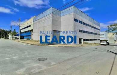 Imagem: O depósito possui 5 Vagas na garagem, 1.295m² de Área e