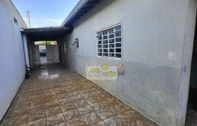 Imagem: A casa possui 3 Dormitórios, 1 Banheiro, 2 Vagas na garagem