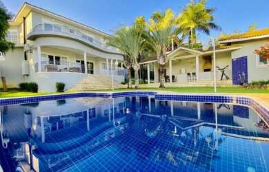 Imagem: A casa possui 4 Dormitórios, 4 Banheiros, 5 Vagas na garagem