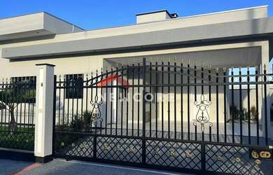 Imagem: A casa possui 3 Dormitórios, 2 Banheiros, 4 Vagas na garagem