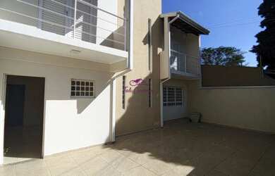 Imagem: A casa possui 3 Dormitórios, 2 Banheiros, 3 Vagas na garagem