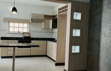 Imagem: A casa possui 3 Dormitórios, 2 Banheiros, 3 Vagas na garagem