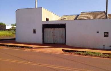 Imagem: A casa possui 2 Dormitórios, 2 Banheiros, 2 Vagas na garagem