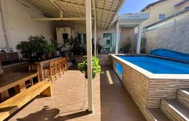 Imagem: A casa possui 3 Dormitórios, 2 Banheiros, 2 Vagas na garagem