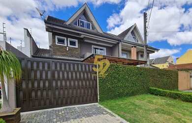 Imagem: A casa possui 3 Dormitórios, 3 Banheiros, 2 Vagas na garagem