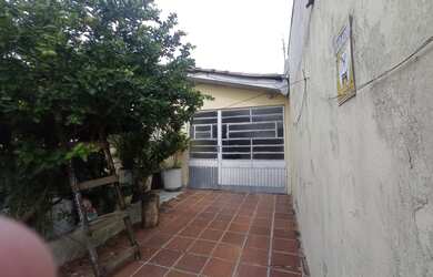 Imagem: A casa possui 3 Dormitórios, 2 Banheiros, 1 Vaga na garagem