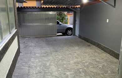 Imagem: A casa possui 2 Dormitórios, 2 Banheiros, 2 Vagas na garagem