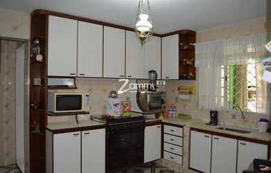 Imagem: A casa possui 4 Dormitórios, 1 Banheiro, 3 Vagas na garagem