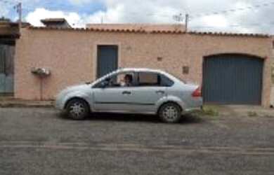 Imagem: A casa possui 3 Dormitórios, 2 Banheiros, 3 Vagas na garagem