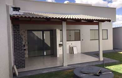 Imagem: A casa possui 3 Dormitórios, 2 Banheiros, 3 Vagas na garagem