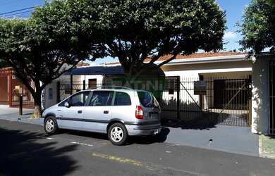 Imagem: A casa possui 2 Dormitórios, 1 Banheiro, 2 Vagas na garagem