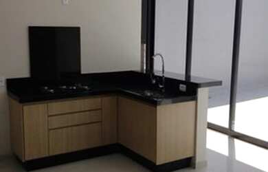 Imagem: A casa possui 3 Dormitórios, 2 Banheiros, 2 Vagas na garagem