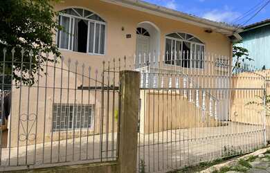 Imagem: A casa possui 5 Dormitórios, 1 Banheiro, 1 Vaga na garagem