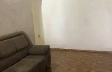 Imagem: A casa possui 2 Dormitórios, 1 Banheiro, 1 Vaga na garagem