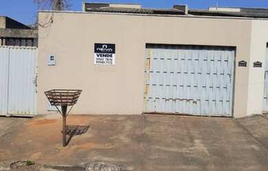 Imagem: A casa possui 3 Dormitórios, 2 Banheiros, 2 Vagas na garagem