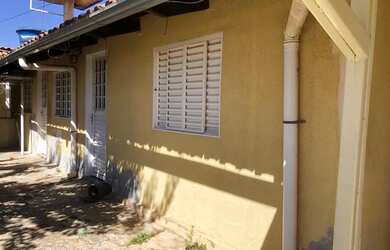 Imagem: A casa possui 1 Dormitório, 1 Banheiro, 1 Vaga na garagem