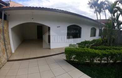 Imagem: A casa possui 3 Dormitórios, 1 Banheiro, 2 Vagas na garagem