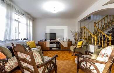 Imagem: A casa possui 4 Dormitórios, 4 Banheiros, 5 Vagas na garagem