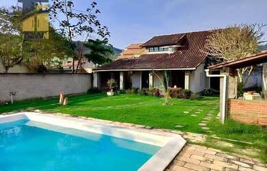 Imagem: A casa possui 3 Dormitórios, 2 Banheiros, 200m² de Área e