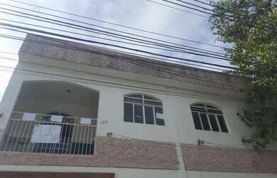 Imagem: A casa possui 3 Dormitórios, 1 Banheiro, 1 Vaga na garagem