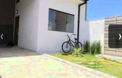 Imagem: A casa possui 2 Dormitórios, 2 Banheiros, 2 Vagas na garagem