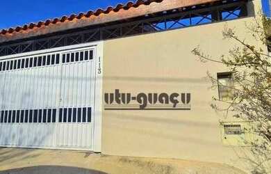 Imagem: A casa possui 3 Dormitórios, 2 Banheiros, 2 Vagas na garagem