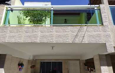 Imagem: A casa possui 2 Dormitórios, 3 Banheiros, 1 Vaga na garagem